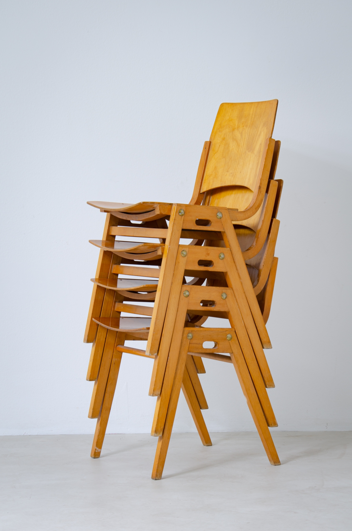 Roland Rainer (1910-2004) Set of 8 mid century modern stacking chairs model P7 in curved plywood. Manufacture Emil & Alfred Pollak, Vienna, 1952.