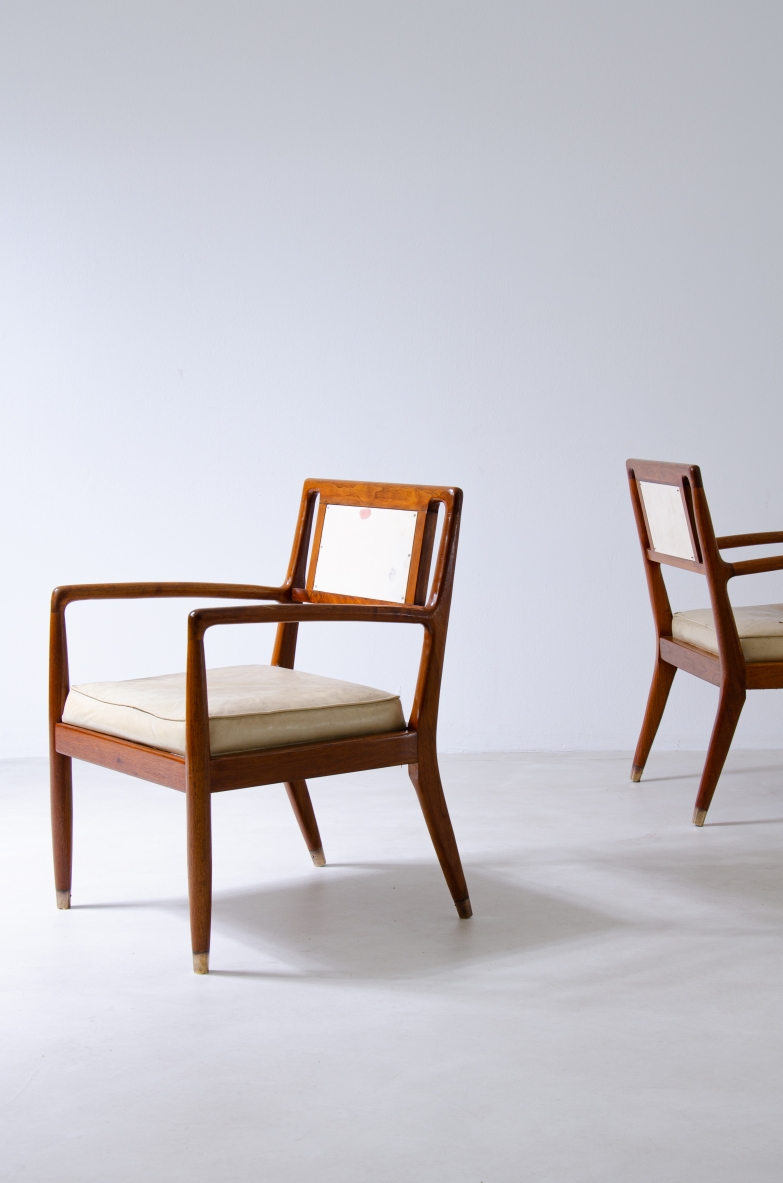 2 eleganti sedie con braccioli in noce tornito e seduta e schienale in tessuto imbottito, puntali in ottone.  Manifattura italiana, 1950ca.