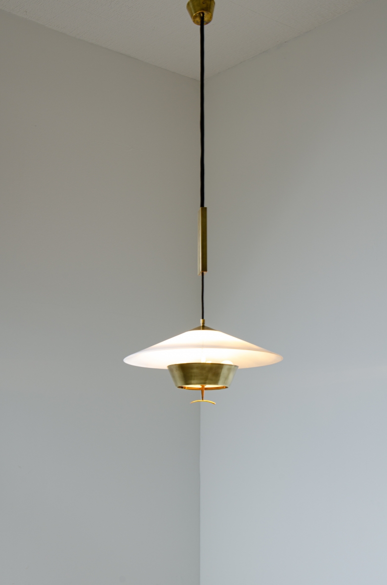 Stilnovo. Adjustable chandelier with brass counterweight, lampshade in perspex and brass. Manufactured in the late 60's.