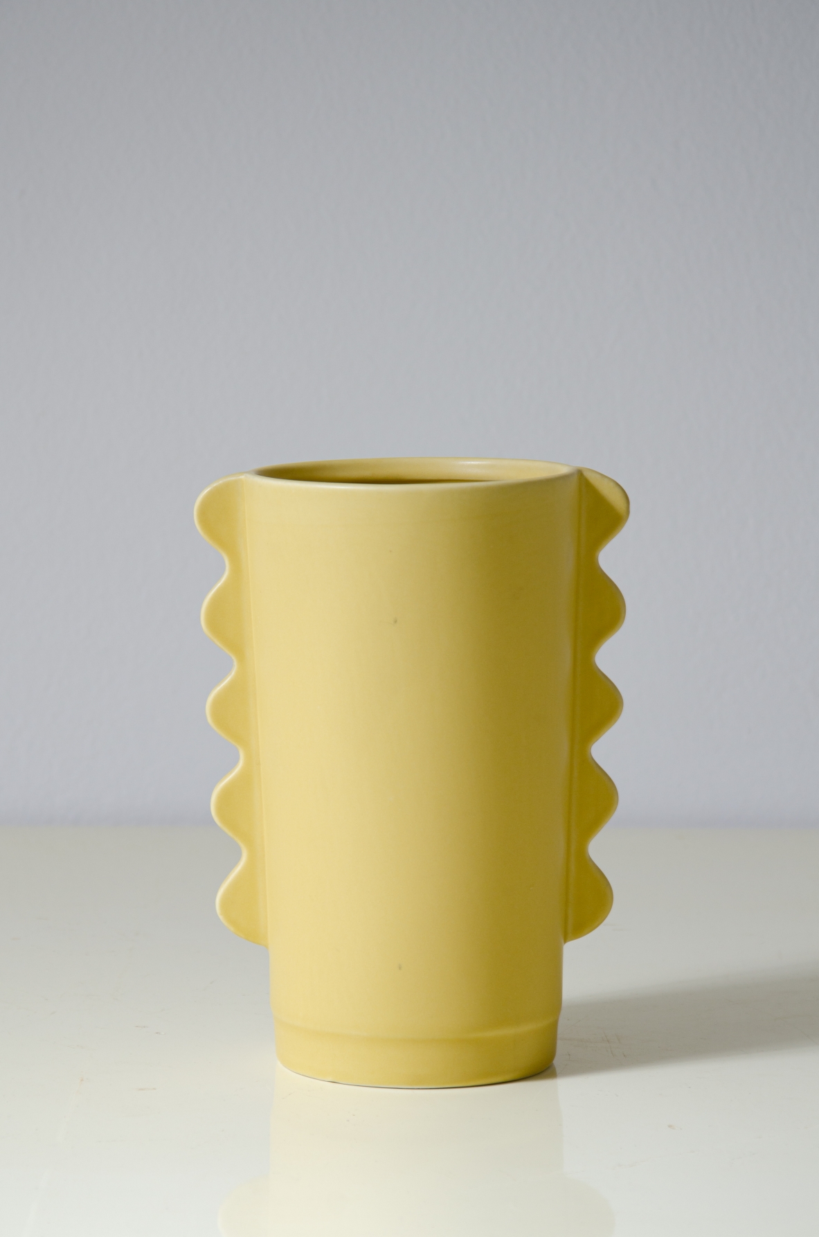 Vaso in ceramica colorata in pasta fine opaca realizzato come prototipo e prodotto in pochissimi esemplari. Achille Castiglioni 1975