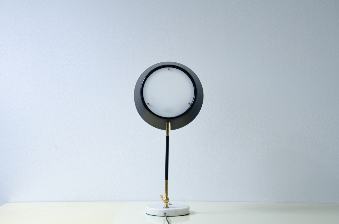Stilux Milano. Lampada da tavolo con cappello in metallo laccato e perplex e base in marmo. Manifattura italiana 1960ca