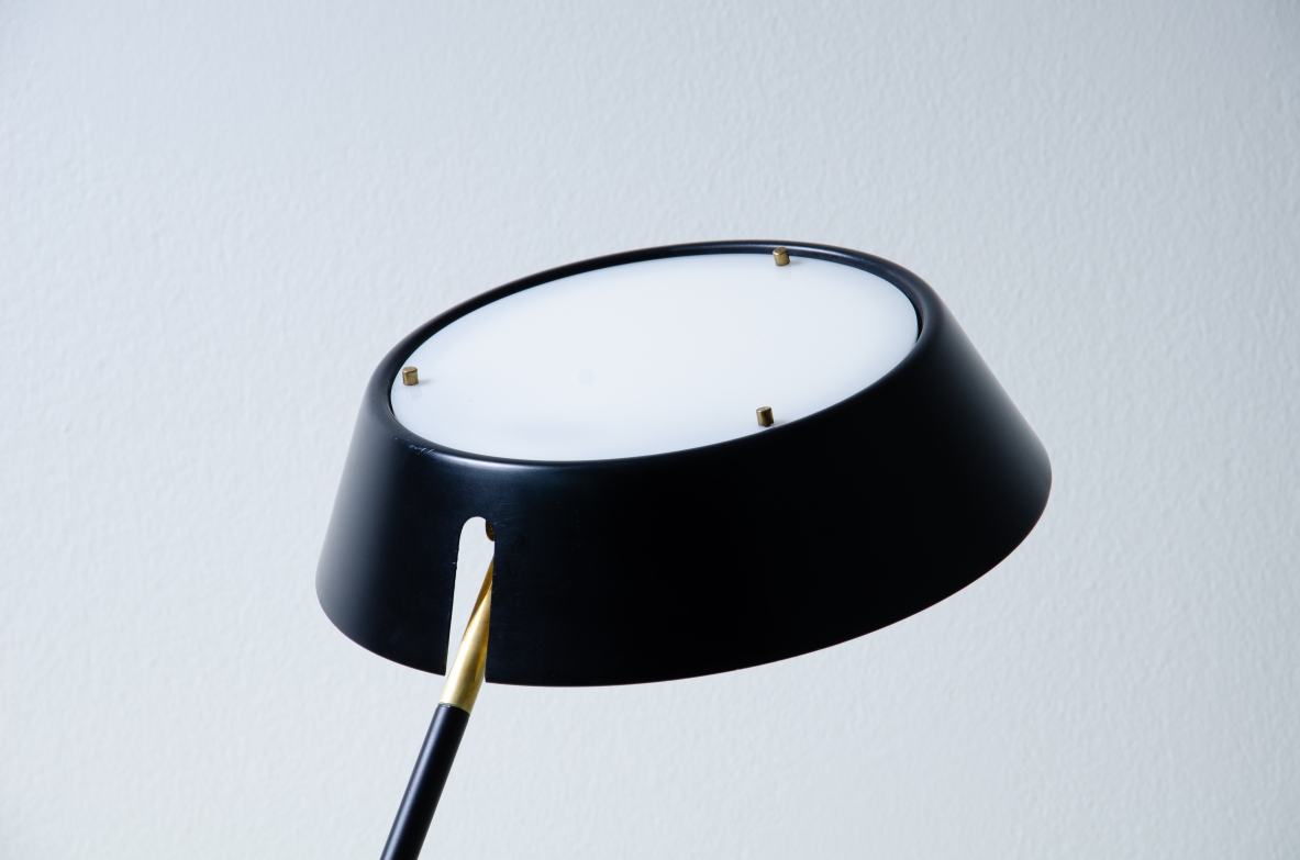 Stilux Milano. Lampada da tavolo con cappello in metallo laccato e perplex e base in marmo. Manifattura italiana 1960ca