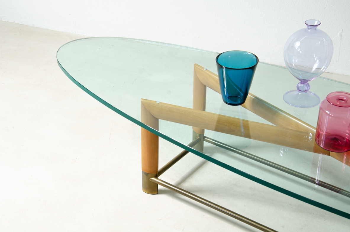 Tavolino ovale con struttura in legno, piedini in ottone e piano in cristallo molato. Manifattura italiana, 1950ca.