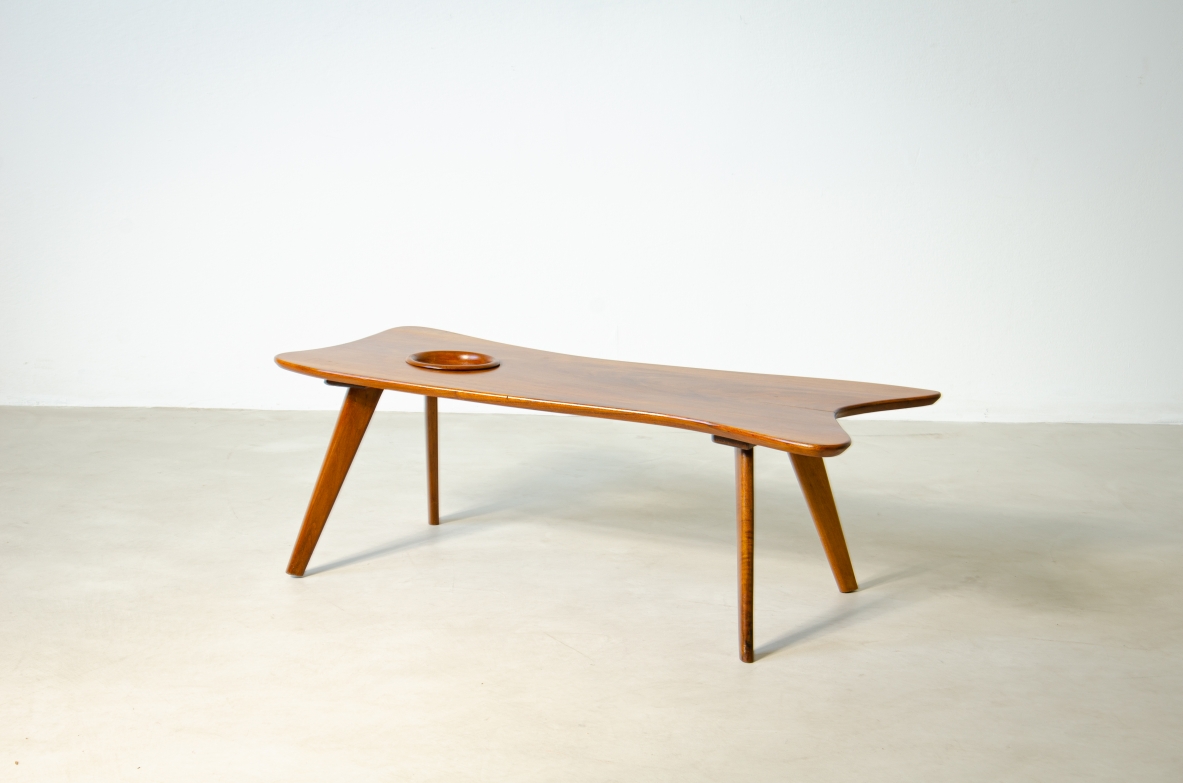 Giuseppe Scapinelli (1891 - 1982)  Tavolo basso in legno con piano sagomato e foro al centro. Disegno ispirato a una tavolozza da pittore.  Brasile, 1950ca.