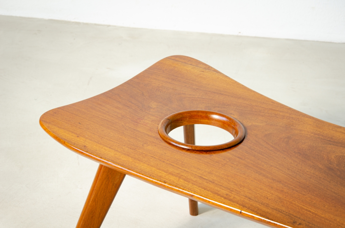 Giuseppe Scapinelli (1891 - 1982)  Tavolo basso in legno con piano sagomato e foro al centro. Disegno ispirato a una tavolozza da pittore.  Brasile, 1950ca.