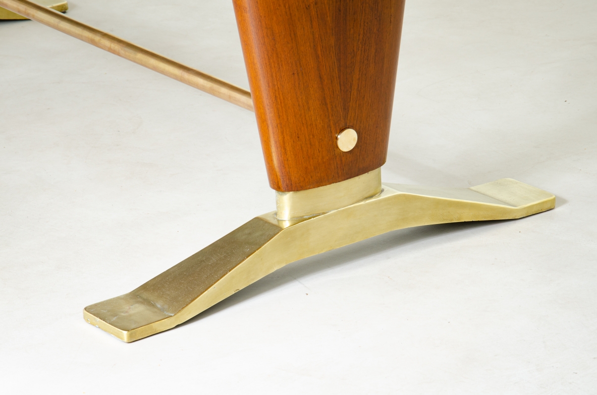 Grande tavolo in legno di noce con due montanti tenuti da traversa in ottone e importanti basamenti in fusione di bronzo.  Manifattura italiana 1940ca.