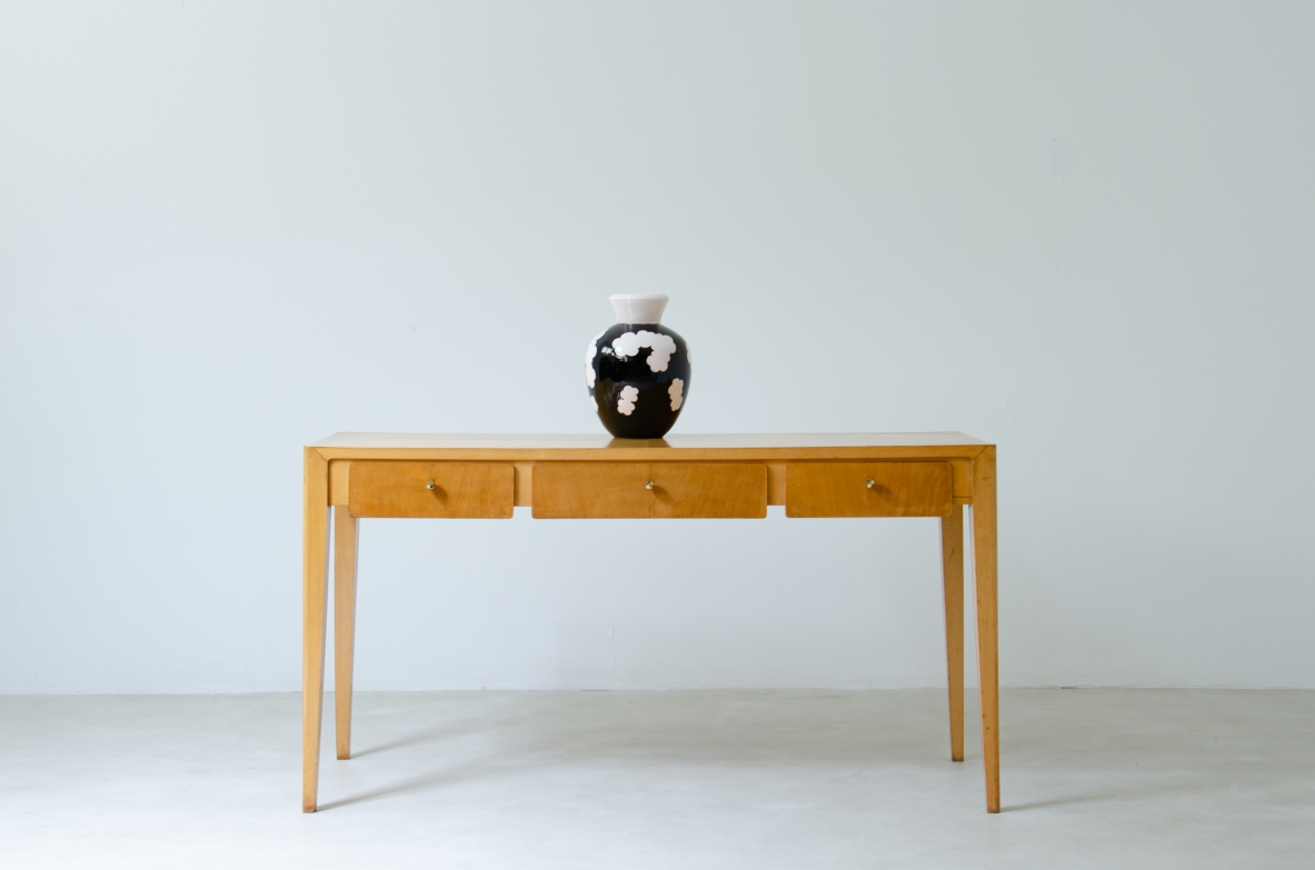 Elegante tavolo console da centro in acero biondo nello stile di Gio Ponti, manifattura italiana, 1950ca.