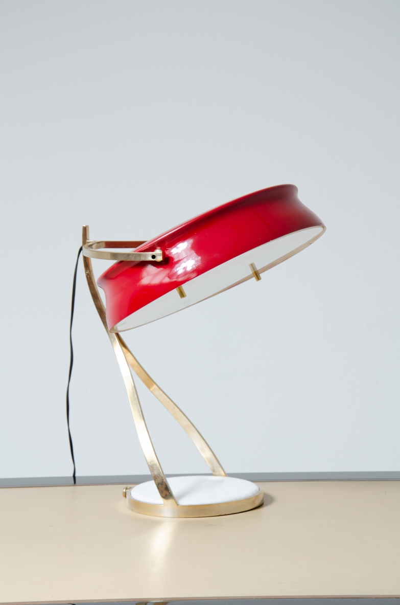 Lampada da tavolo con cappello regolabile in metallo laccato rosso e perplex, stelo in bronzo e base in marmo. Manifattura italiana 1960ca.