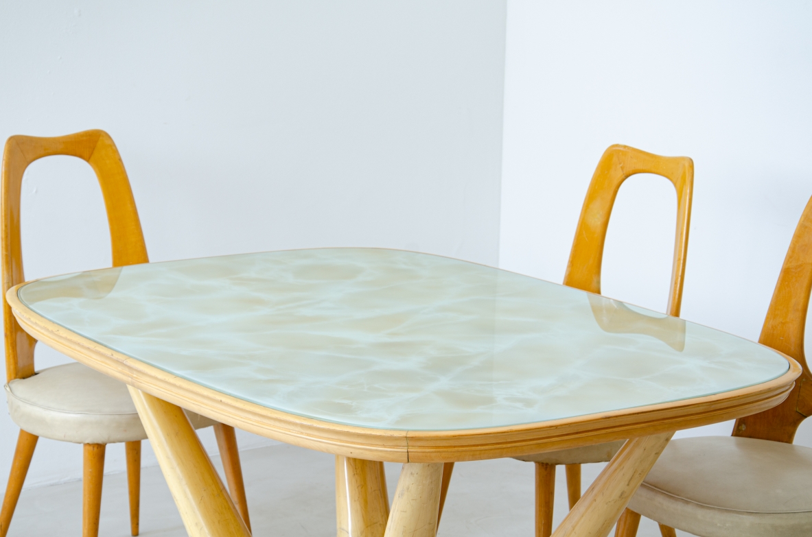 Vittorio Dassi. Tavolo con base in marmo e struttura in legno di acero biondo e piano in vetro decorato. Produzione Dassi, Torino, 1940ca