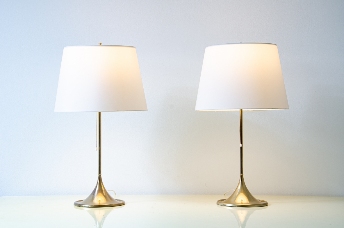 Coppia di lampade da tavolo in ottone con paralume in seta avorio.  Produzione Bergboms, Svezia anni '60.