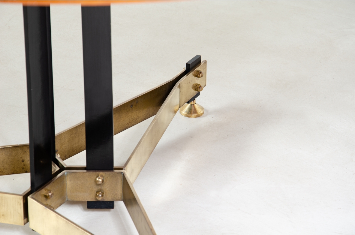 Grande tavolo con base in ferro e ottone. Piano in legno. Manifattura italiana, 1950ca