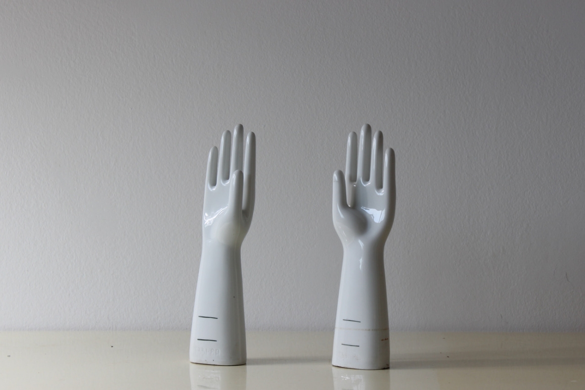 Coppia di mani in ceramica. Produzione Rosenthal, Italia, anni '30
