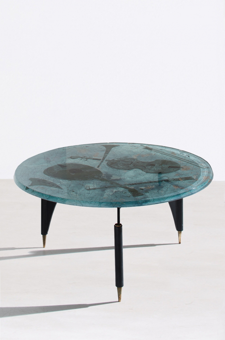 Duilio Barnabè. Tavolino con piano in cristallo colorato e retro dipinto a smalto. Produzione Fontana Arte, anni 60.
