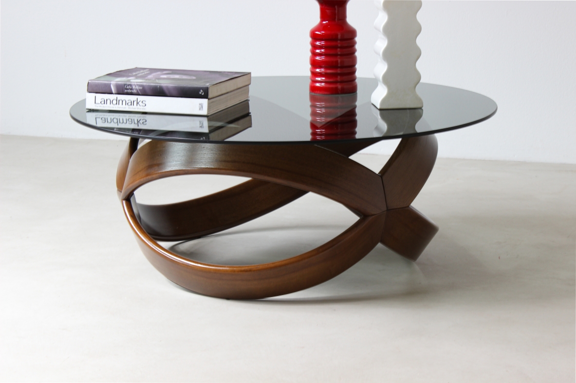 Tavolo basso con base in legno curvato. Manifattura italiana, 1970ca.