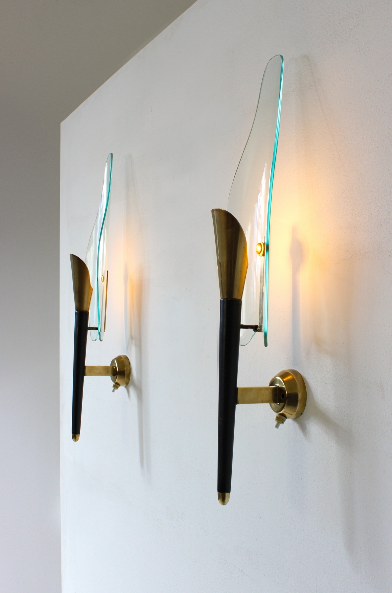 Pair of wall lights in wood and brass with glass lampshade. Italy, 1950's