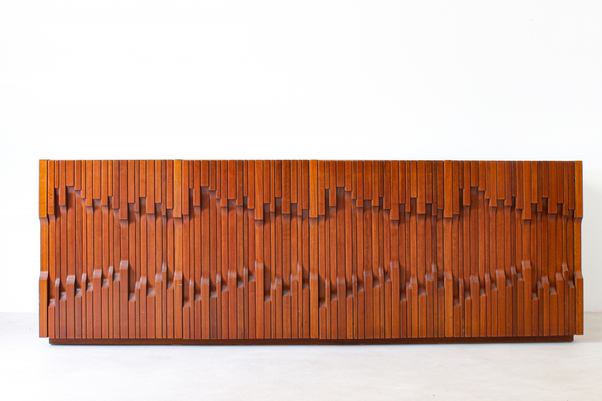 Luciano Frigerio. Grande credenza decorato con listelli di legno esotico. Produzione Frigerio di Desio, 1970ca