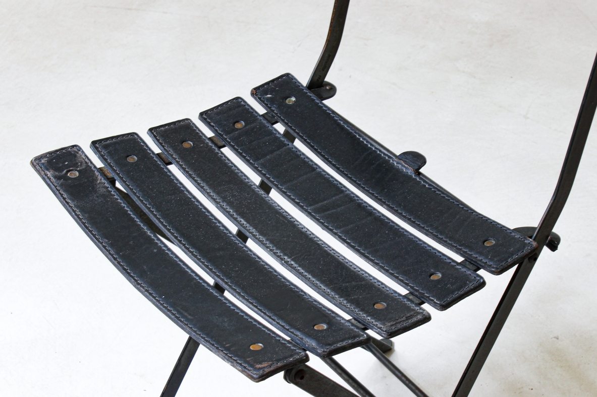 Sedia pieghevole in ferro con rivestimento in pelle nera. Manifattura italiana, 1970ca.