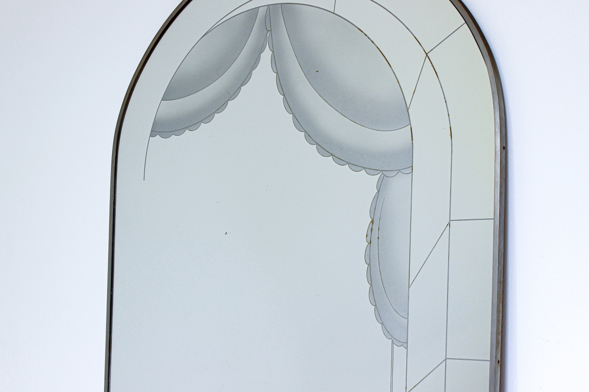 Grande specchiera ad arco con disegno architettonico. Manifattura italiana 1940ca.