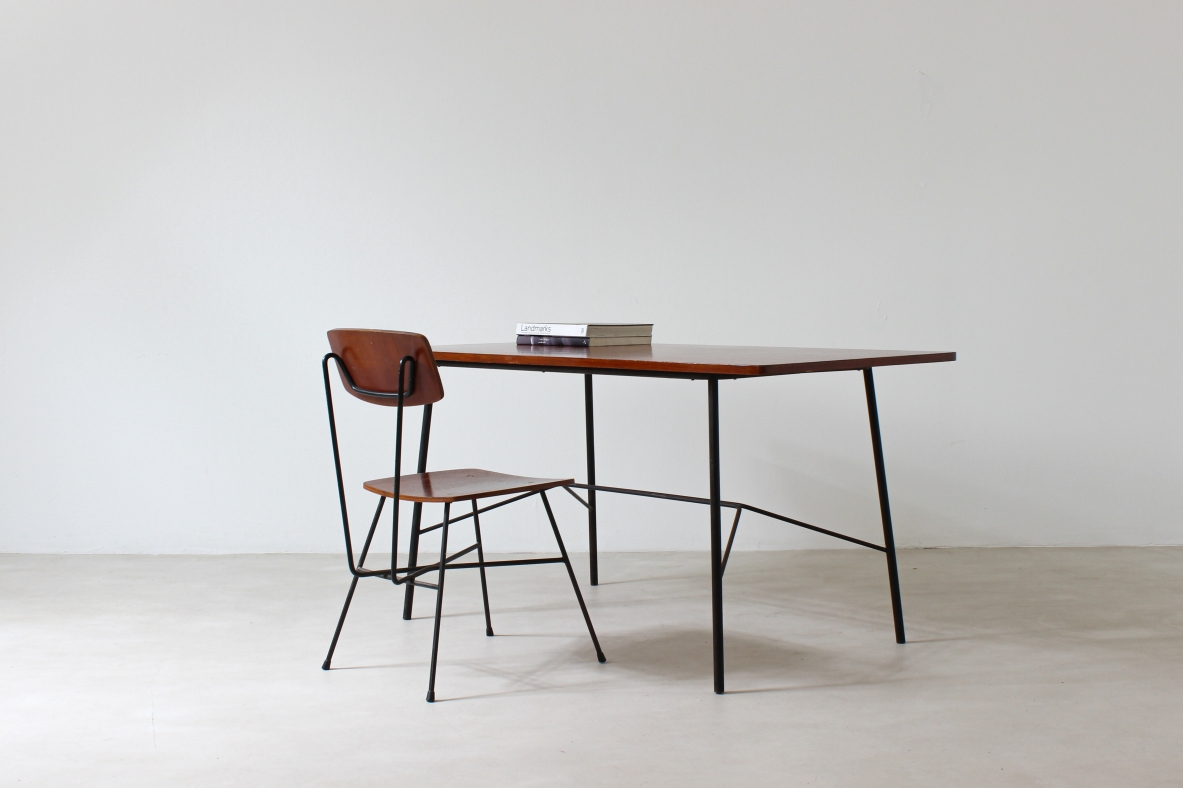 Gastone Rinaldi, scrivania con struttura in tondino di metallo e piano in mogano accompagnata da una sedia di bella fattura.  Produzione Rima, 1950ca.