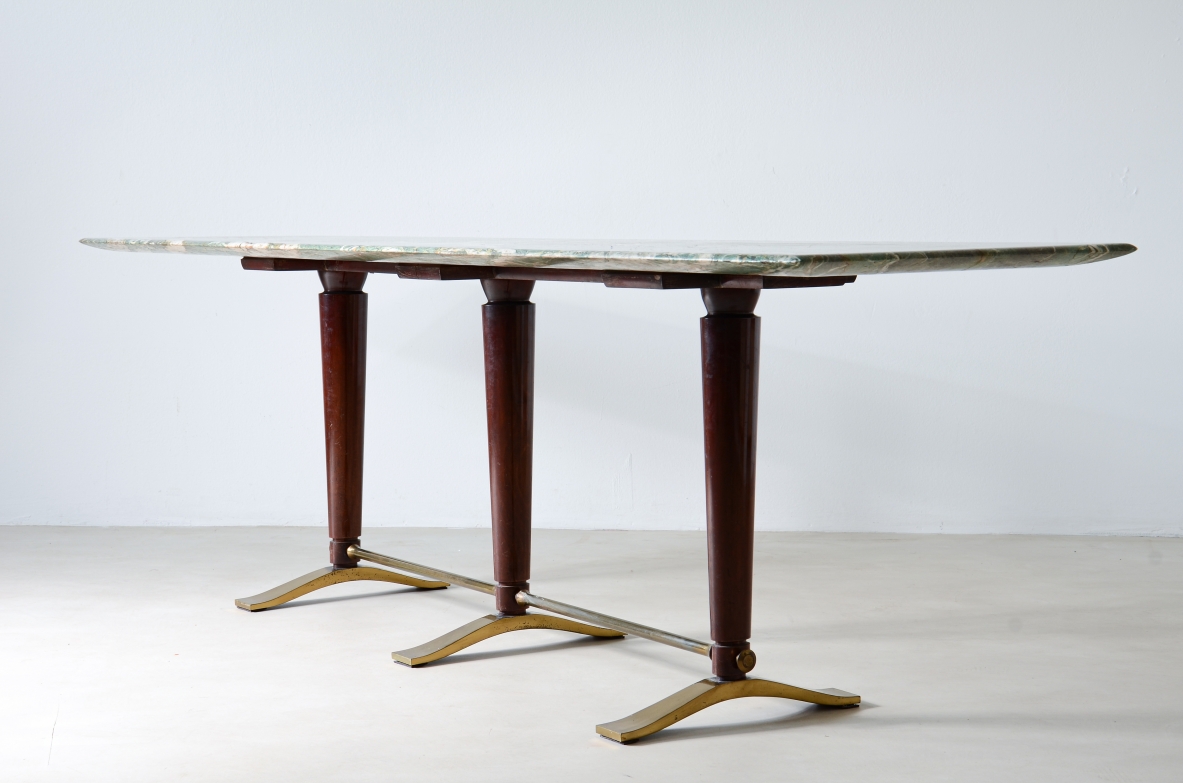 Guglielmo Ulrich. Raro tavolo console con piano in marmo sagomato, tre montanti in legno con piedi e catena in bronzo e ottone.