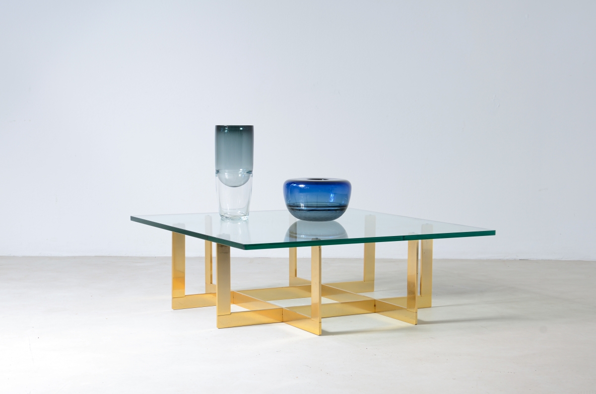 Elegante tavolo basso con struttura in ottone e piano in cristallo molato di forte spessore.
