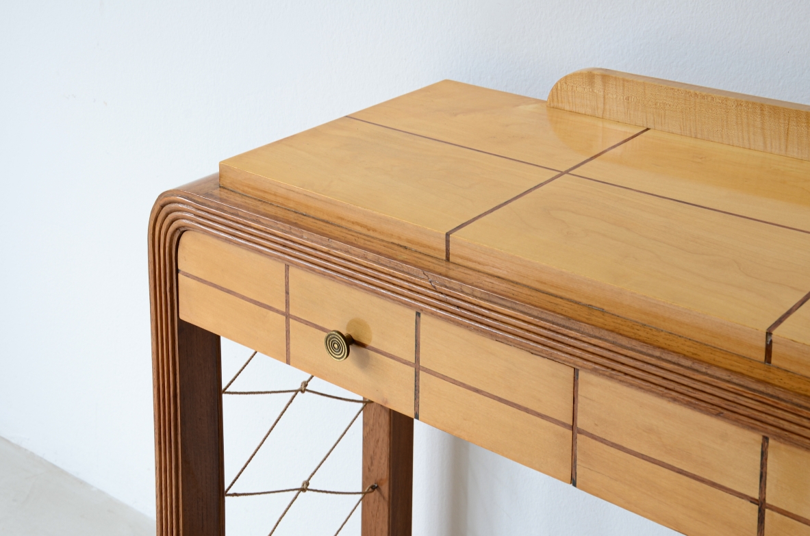 Piccola console in legno biondo con filettature sul piano, due cassetti sul fronte e montanti con intrecci geometrici in corda.