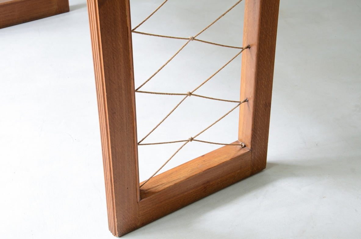 Piccola console in legno biondo con filettature sul piano, due cassetti sul fronte e montanti con intrecci geometrici in corda.  Manifattura italiana, 1930ca.