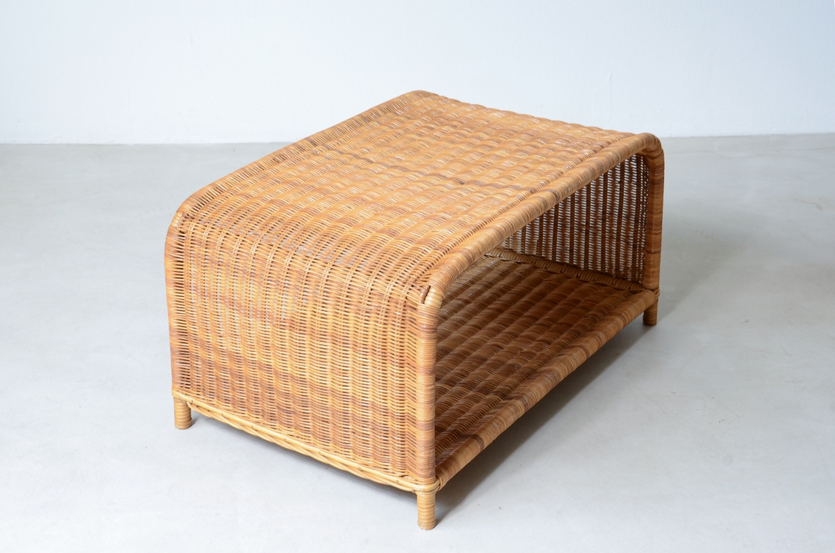 Coppia di grandi tavolini in legno curvato e giunco intercciato.  Manifattura italiana 1960ca. Coppia di grandi tavolini in legno curvato e giunco intercciato.  Manifattura italiana 1960ca.
