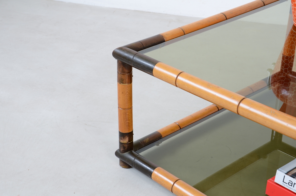 Tavolo da salotto in legno a imitazione del bambù con angolari in ottone tornito e brunito. Due piani in vetro fumè molato.  Manifattura Vivai del sud, italia anni 70.