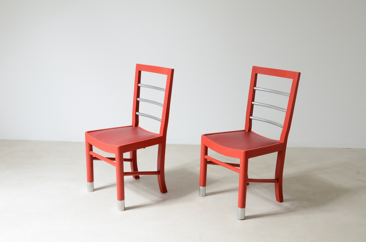 Marcello Piacentini (1881-1960)  Tavolino e due sedie in legno laccato con dettagli in metallo satinato.   Ottimo stato di conservazione.  Manifattura 1930ca.