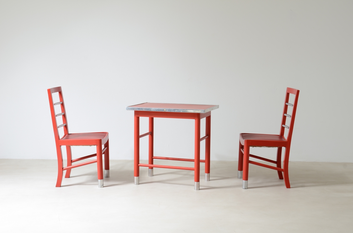 Marcello Piacentini (1881-1960)  Tavolino e due sedie in legno laccato con dettagli in metallo satinato.   Ottimo stato di conservazione.  Manifattura 1930ca.