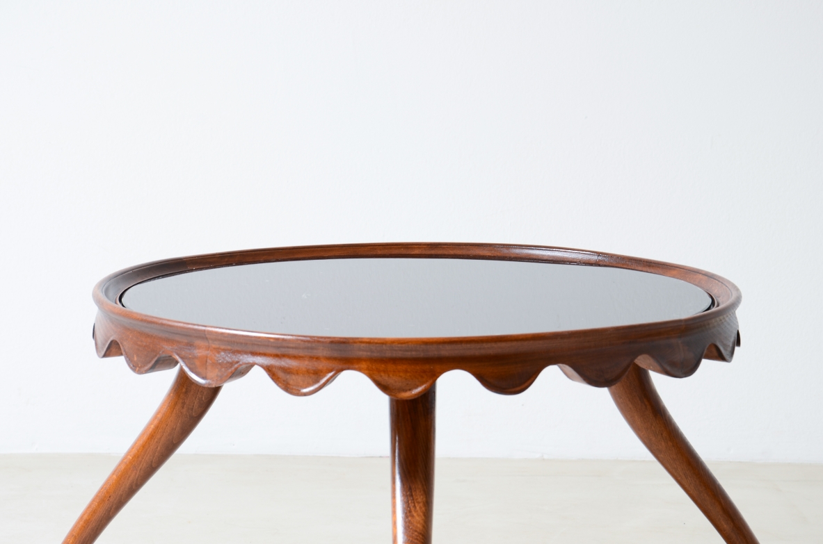 Paolo Buffa (1913-2000)  Tavolino in legno con piano in vetro opalino e fascia con elegante motivo a onda, gambe sagomate.  Manifattura Spartaco Brugnoli, 1940/50.