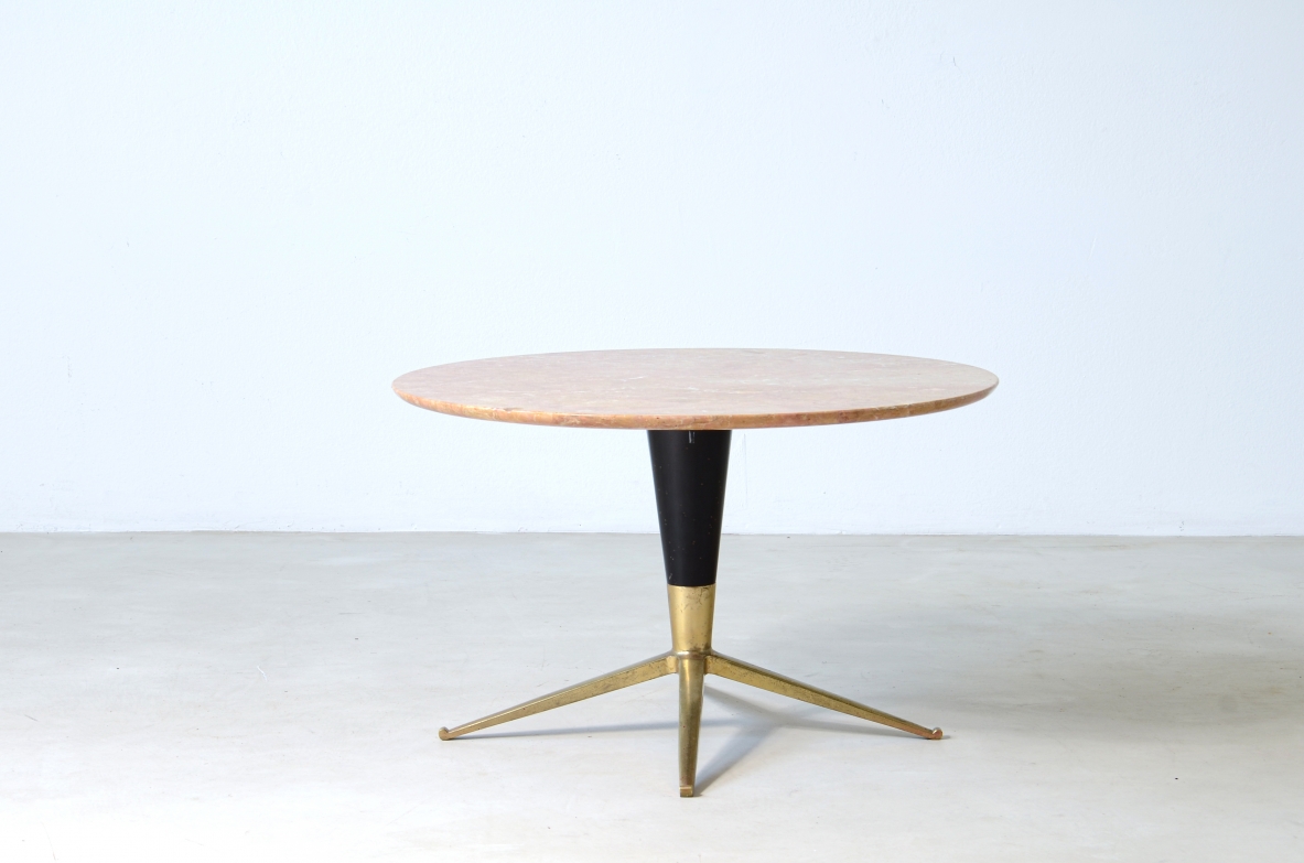Melchiorre Bega (1898-1976)  Tavolino con base a quattro razze in ottone, fusto in legno tornito e piano in marmo.  Manifattura Bega & C.Bologna anni 50.