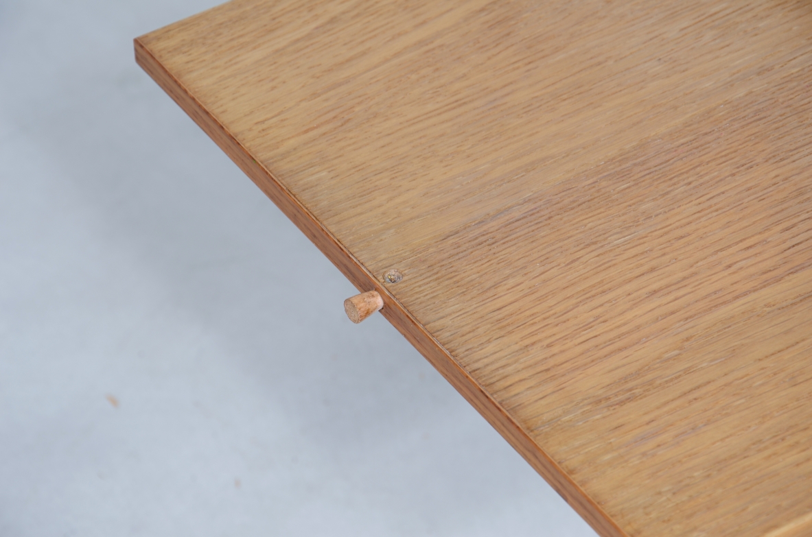 Tavolo basso con piano in legno e ardesia, uno scomparto sotto al piano centrale in legno e due tiretti a lato.  Manifattura italiana anni 60.