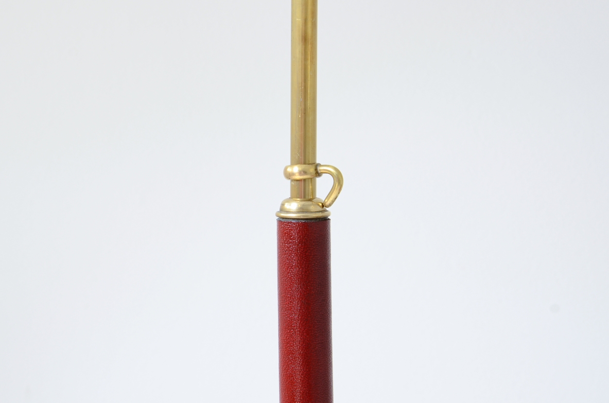 Lampada da terra con stelo snodabile in ottone e dettagli in pelle, elegante paralume in pergamena.  Manifattura italiana 1930ca.