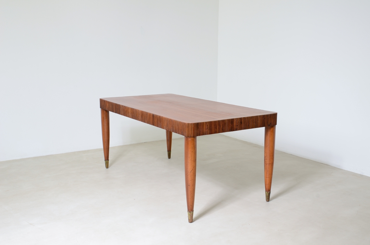 Elegante tavolo con motivo a fascia in legno grissinato, piano in legno di noce, gambe tornite con puntali in legno intagliato.  Manifattura italiana 1940 ca.