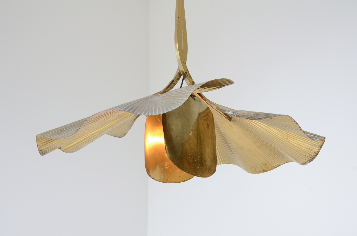 Tommaso Barbi  Grande lampadario a sospensione realizzato dal rinomato artista e designer a forma di fiore composto da 2 grandi foglie di ginko in ottone e rami intrecciati.