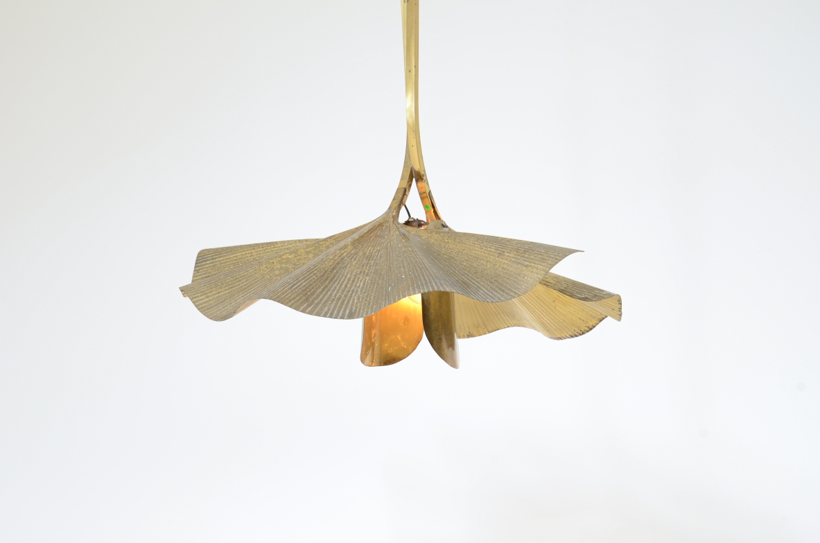 Tommaso Barbi  Grande lampadario a sospensione realizzato dal rinomato artista e designer a forma di fiore composto da 2 grandi foglie di ginko in ottone e rami intrecciati.