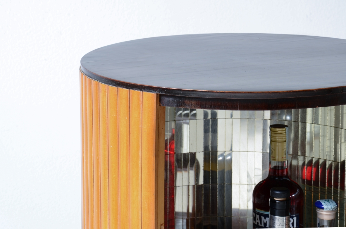 Piccolo bar da centro a forma di colonna in legno biondo con base in legno curvato nello stile di Ico Parisi.  Manifattura italiana 1950ca.