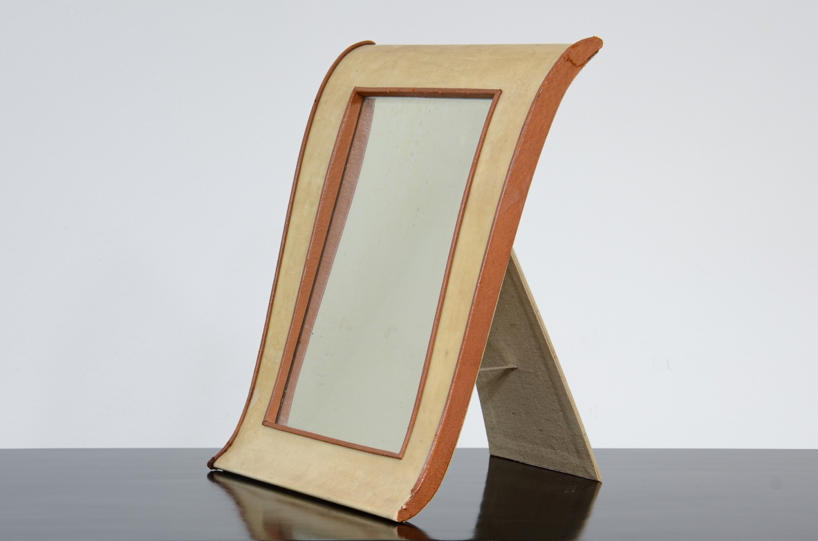 Specchio da tavolo con cornice in pergamena.  Manifattura italiana 1940ca.