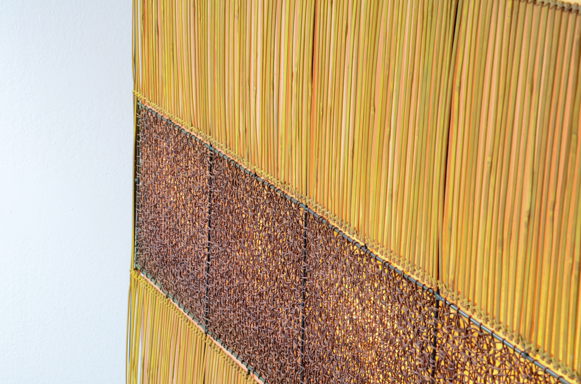 Lampada a pannelli di legno di bambu intrecciato e struttura in ferro.  Manifattura anni '60 Dalvera, Brescia