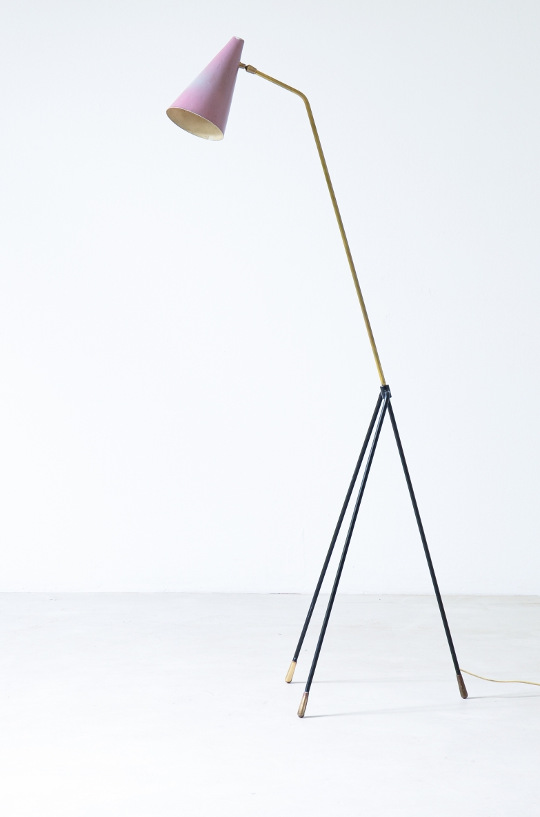 Elegant reading lamp in curved metal with turned brass ends and original lacquered metal shade.  In the style of Gino Sarfatti, early 1950s manufacturing.