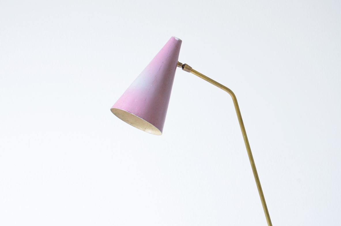 lampada da lettura in metallo curvato con finali in ottone tornito nello stile di Gino Sarfatti, manifattura italiana