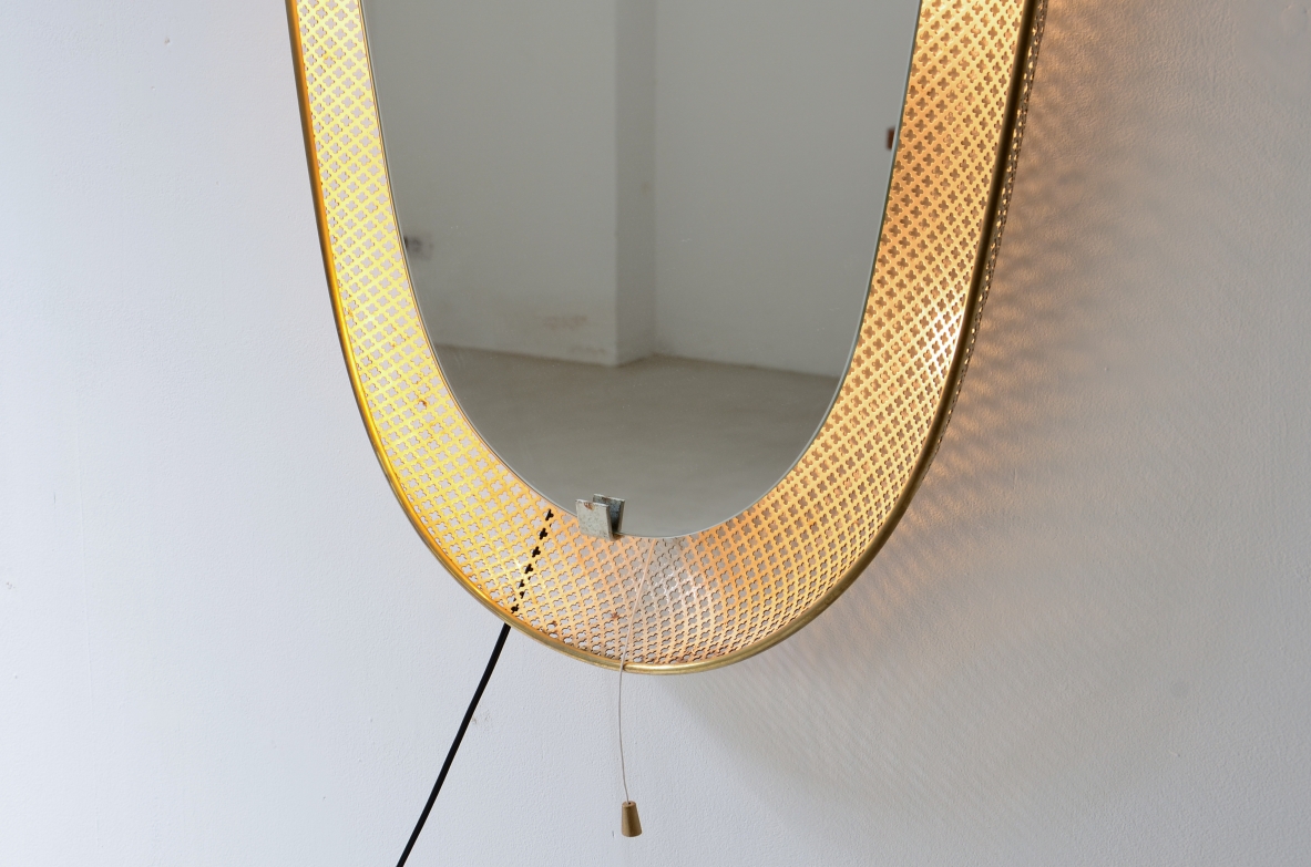 Grande specchiera retro illuminata in rete di metallo. Specchio molato.  Manifattura italiana primi anni '50