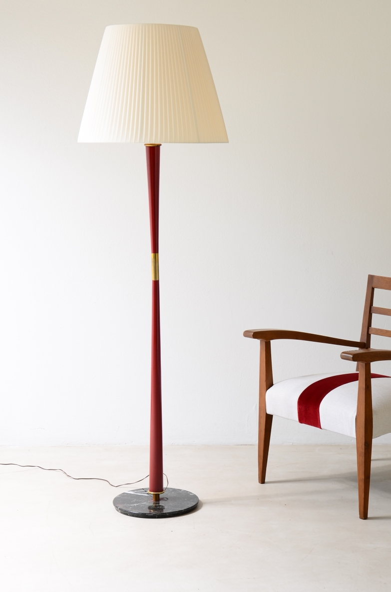 Grande piantana Stilnovo con base in marmo nero e stelo con dettagli in ottone e rivestito in pelle . Elegante cappello originale plissetatato.  Stilnovo Italia 1950ca.