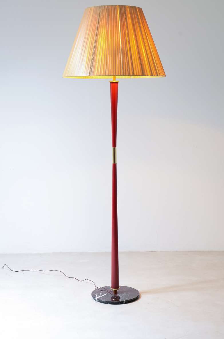 Large Stilnovo floor lamp with green Alps marble base and lacquered stem with brass details. Elegant original pleated hat.  Stilnovo Italia 1950ca.