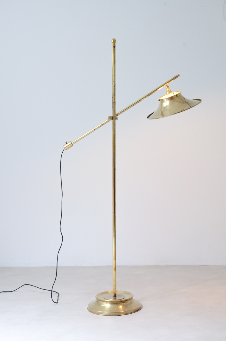 Floor lamp in brass with rocker rod, base and cap in shaped and perforated brass.  Italian manufacture, 1950's.