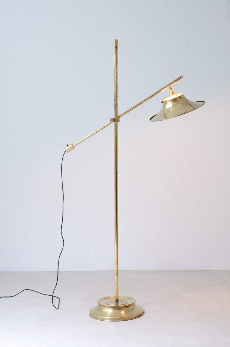 Floor lamp in brass with rocker rod, base and cap in shaped and perforated brass.  Italian manufacture, 1950's.