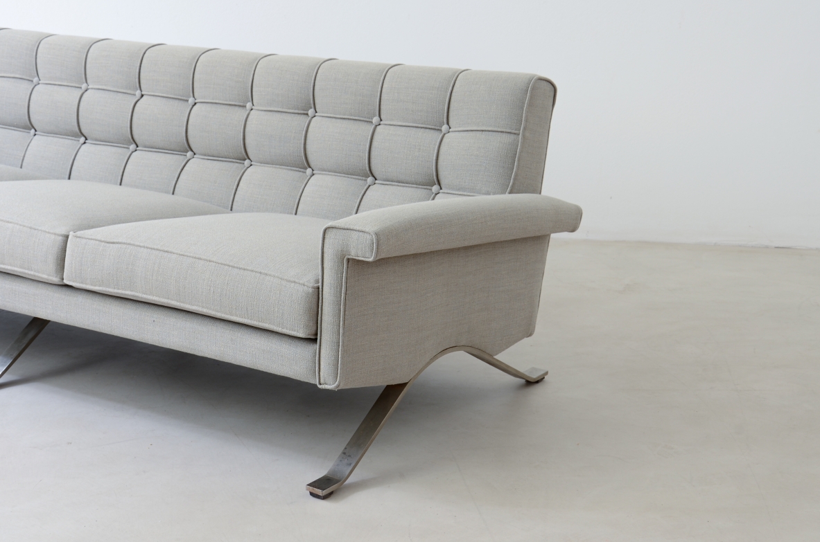 Ico Parisi (1916-1996) Raro divano modello 875 in acciaio e tessuto imbottito. Produzione Cassina 1960.