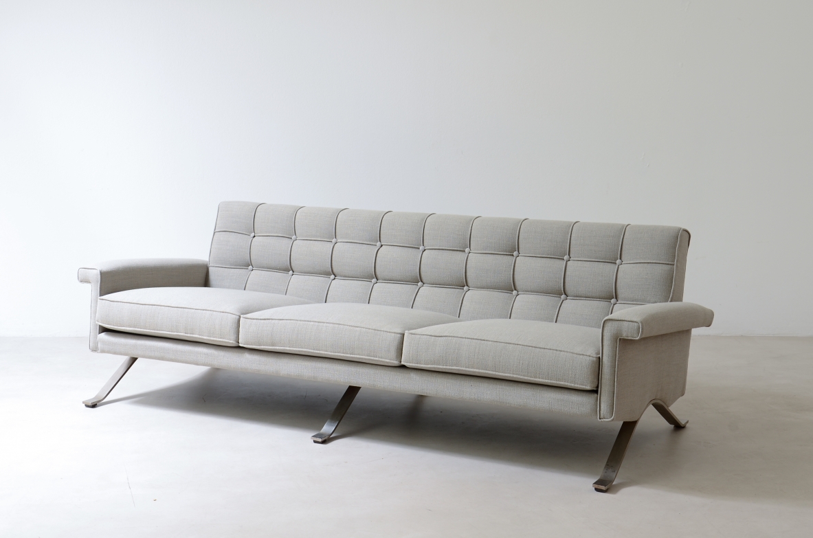 Ico Parisi (1916-1996)  Raro divano modello 875 in acciaio e tessuto imbottito.  Produzione Cassina 1960.